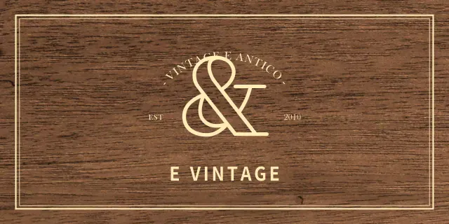 Insegna antica vintage con testo avorio per un look classico