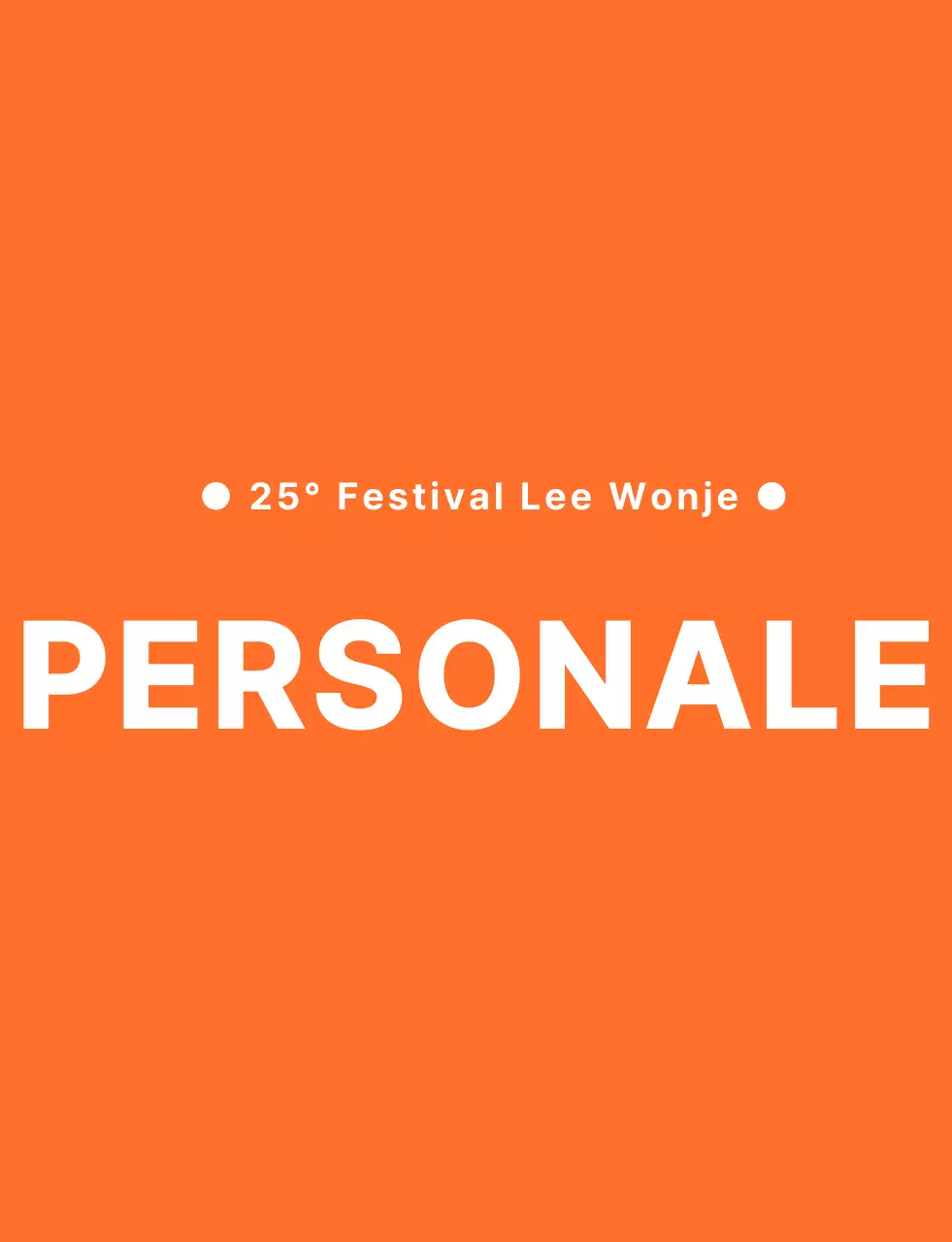 T-shirt per il personale del festival delle scuole superiori con logo a emblema arancione e bianco.