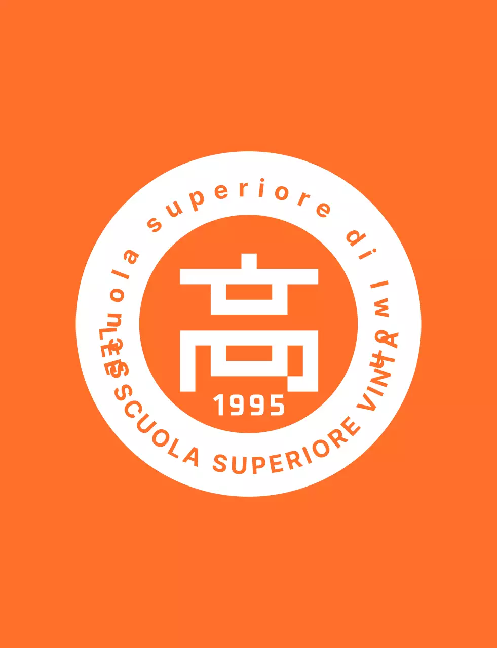 T-shirt per il personale del festival delle scuole superiori con logo a emblema arancione e bianco.