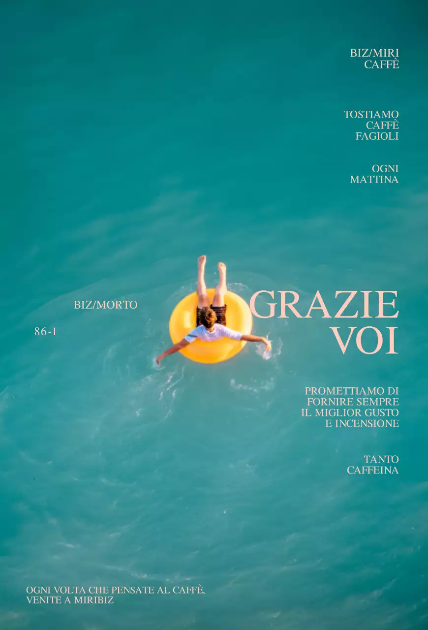 Foto di un ragazzo in un tubo giallo e del mare