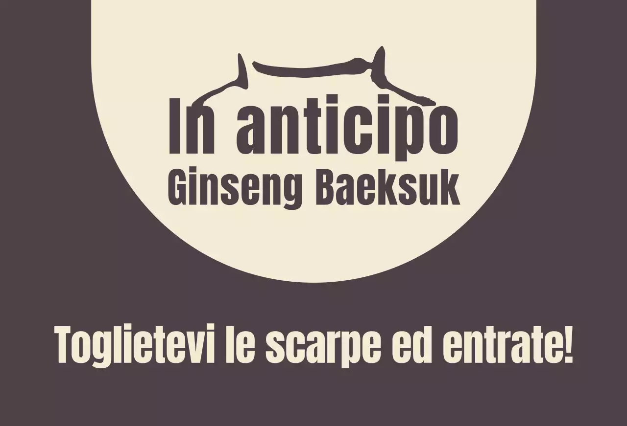 Balsamo marrone con un cartello che invita a togliersi le scarpe.