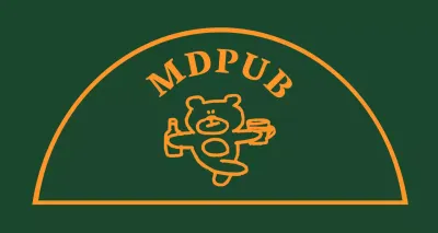 Banner verde da pub con bordo giallo e orsetto che tiene in mano una bottiglia di alcolici