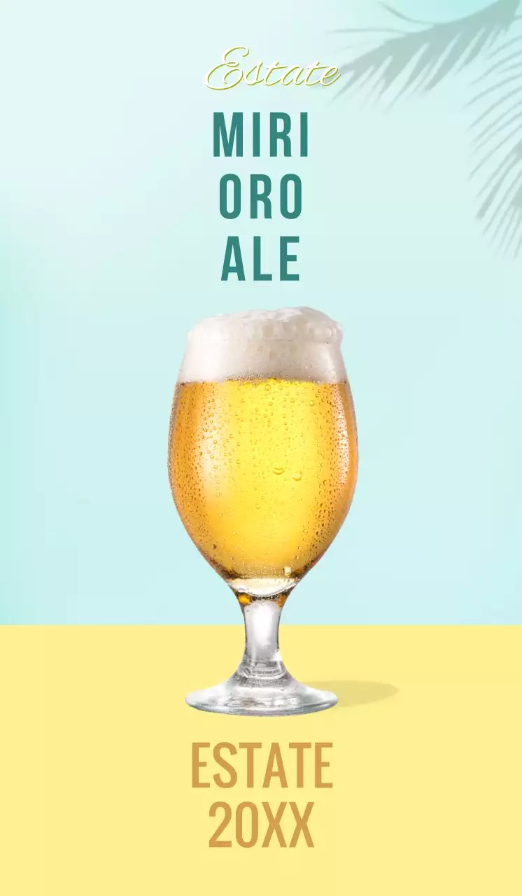 Birra estiva con palme su sfondo blu chiaro