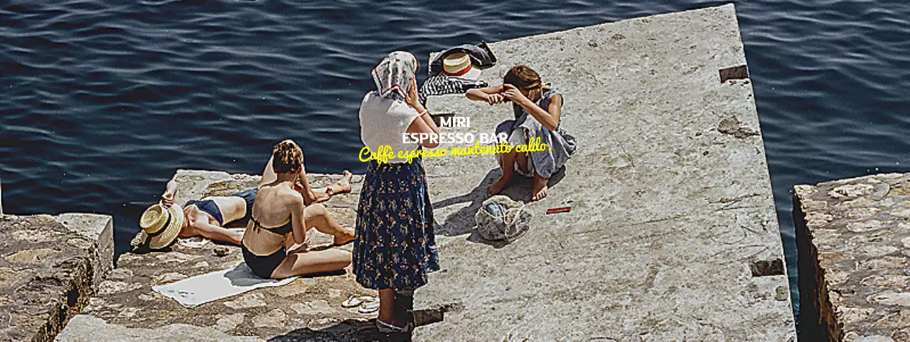 Promuovere un caffè estivo con ragazze sulla spiaggia sullo sfondo