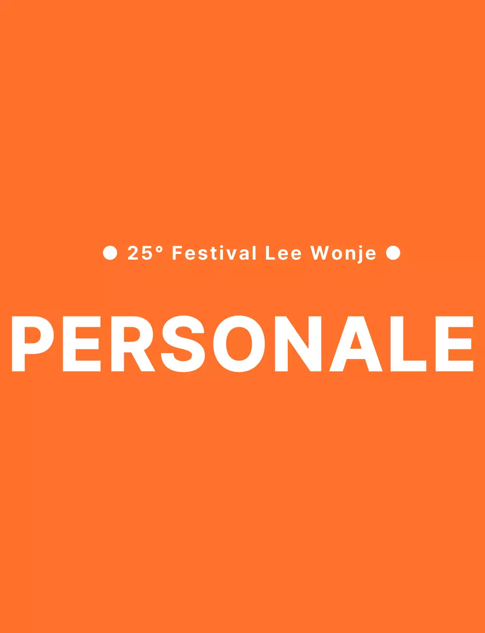 T-shirt per il personale del festival delle scuole superiori con logo a emblema arancione e bianco.