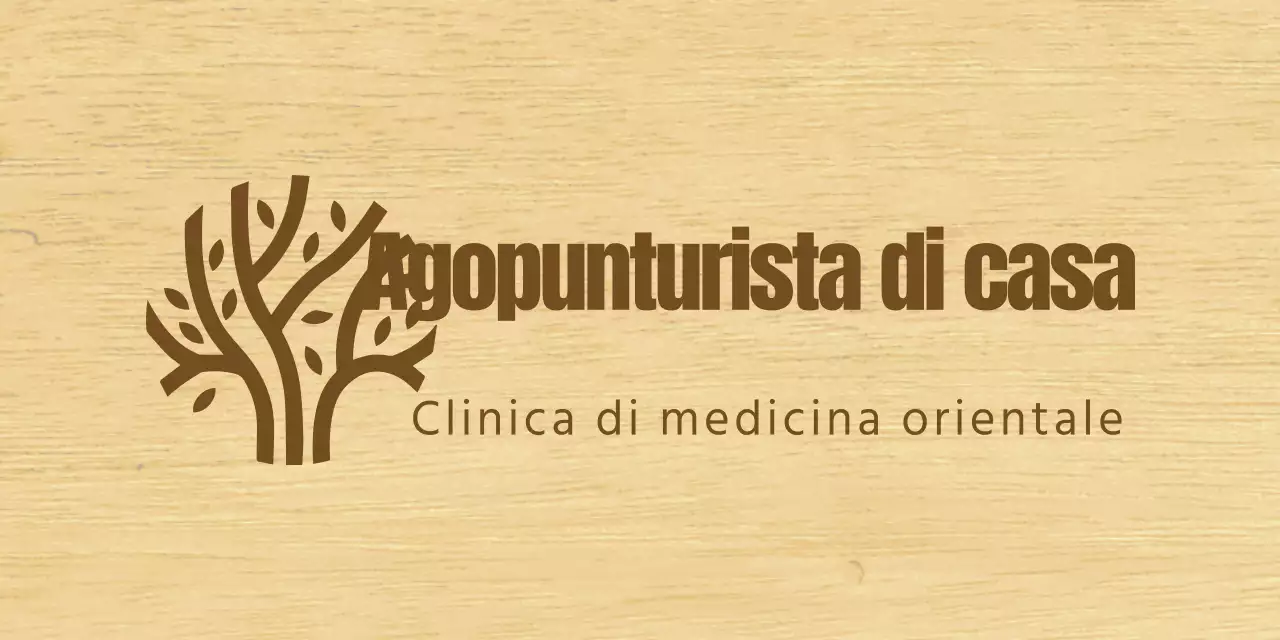 Un'insegna di classe per una clinica di medicina coreana con testo marrone e un'illustrazione a linee di legno.