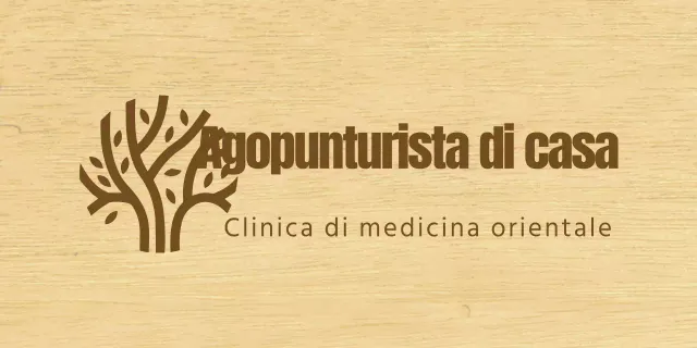 Un'insegna di classe per una clinica di medicina coreana con testo marrone e un'illustrazione a linee di legno.