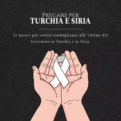 Un messaggio commemorativo con in mano un nastro concettuale nero