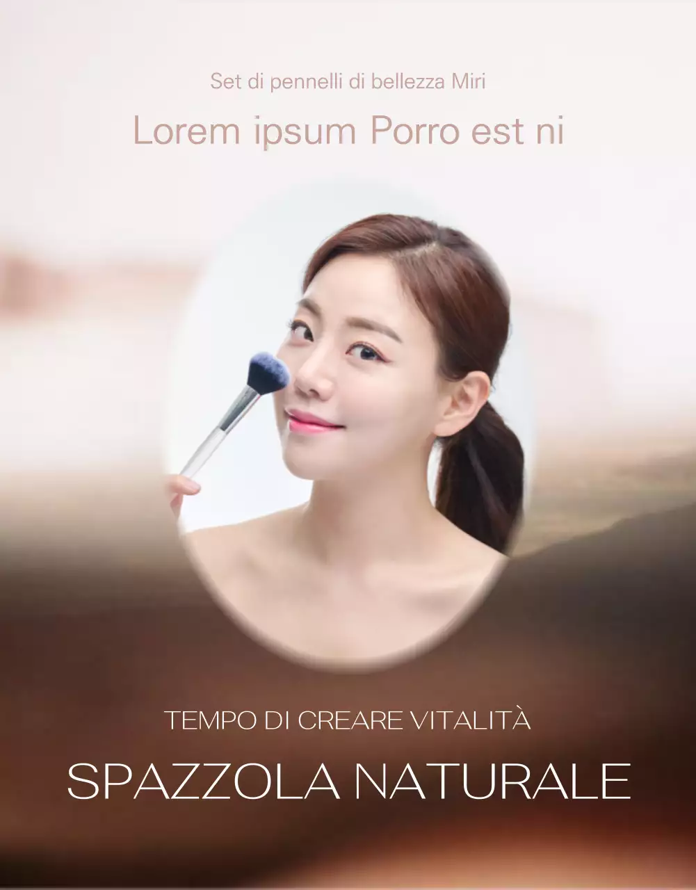 Pennelli di marketing con sfondo marrone chiaro