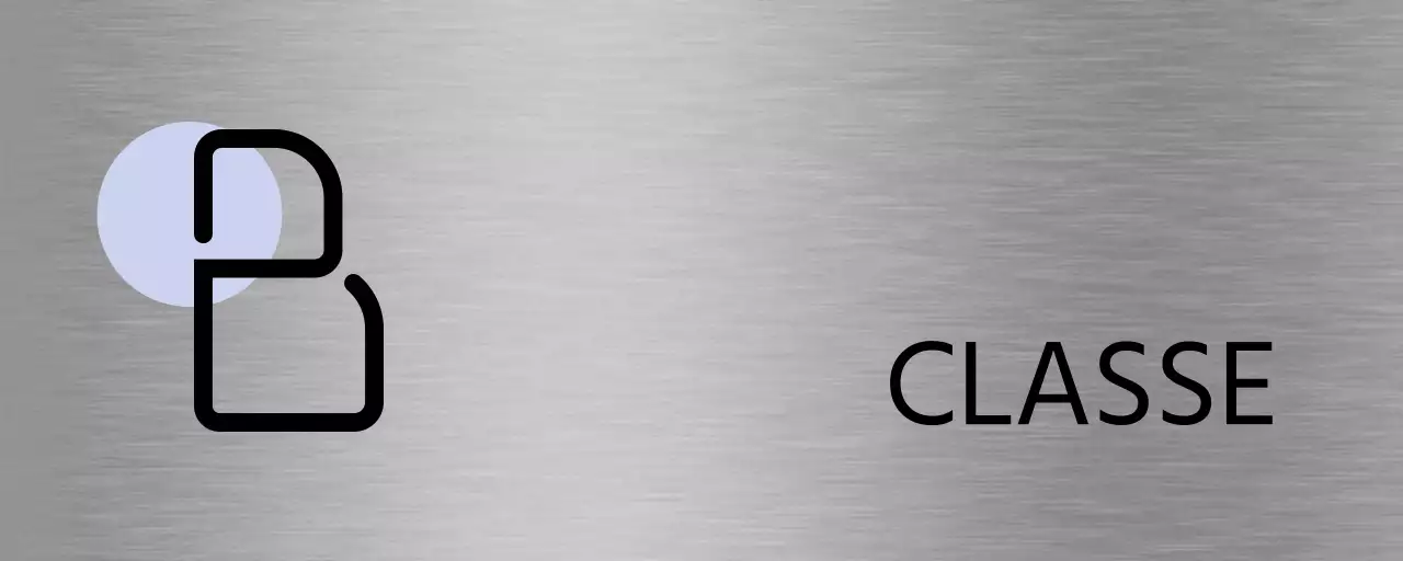 Un cartello segnaposto con una forma viola-rosa chiaro e nomi di classi scolastiche in nero.