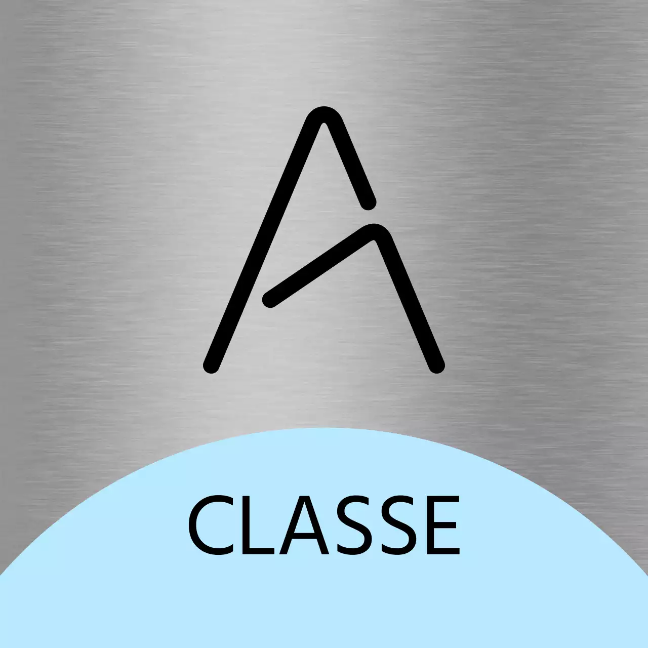 Un cartello segnaposto con una forma viola-rosa chiaro e nomi di classi scolastiche in nero.