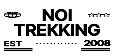 Combinazione di testo e personaggi di montagna carini e alla moda in bianco e nero Stile logo per la promozione e il merchandising di club di montagna.