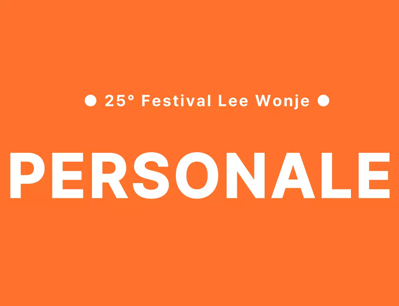 Maglietta per il personale del festival delle scuole superiori con logo a emblema arancione e bianco.