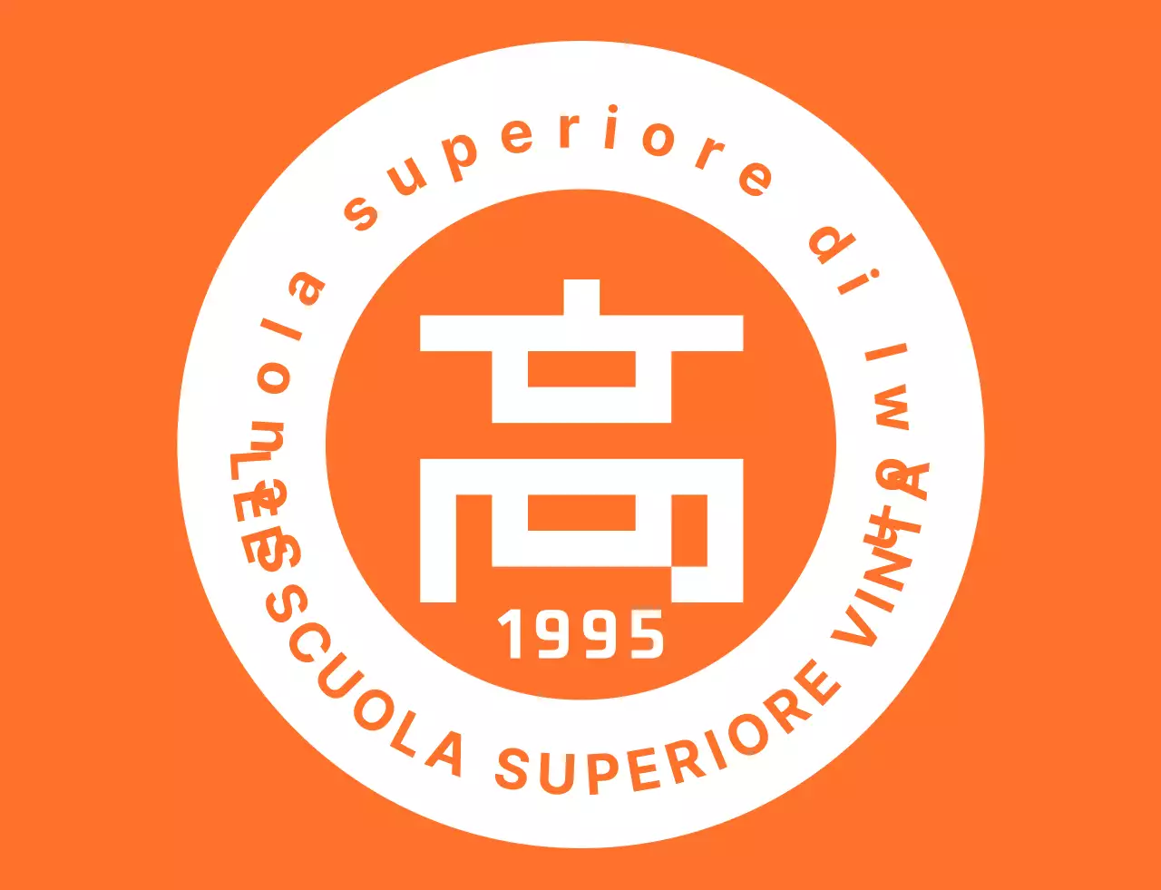 Maglietta per il personale del festival delle scuole superiori con logo a emblema arancione e bianco.