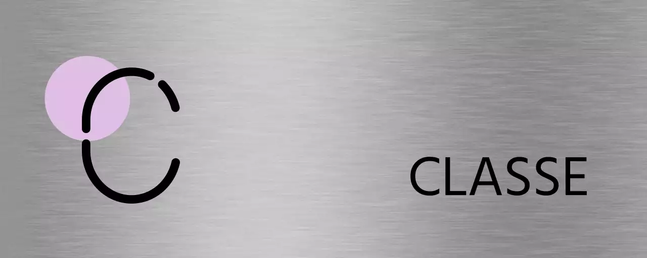 Un cartello segnaposto con una forma viola-rosa chiaro e nomi di classi scolastiche in nero.