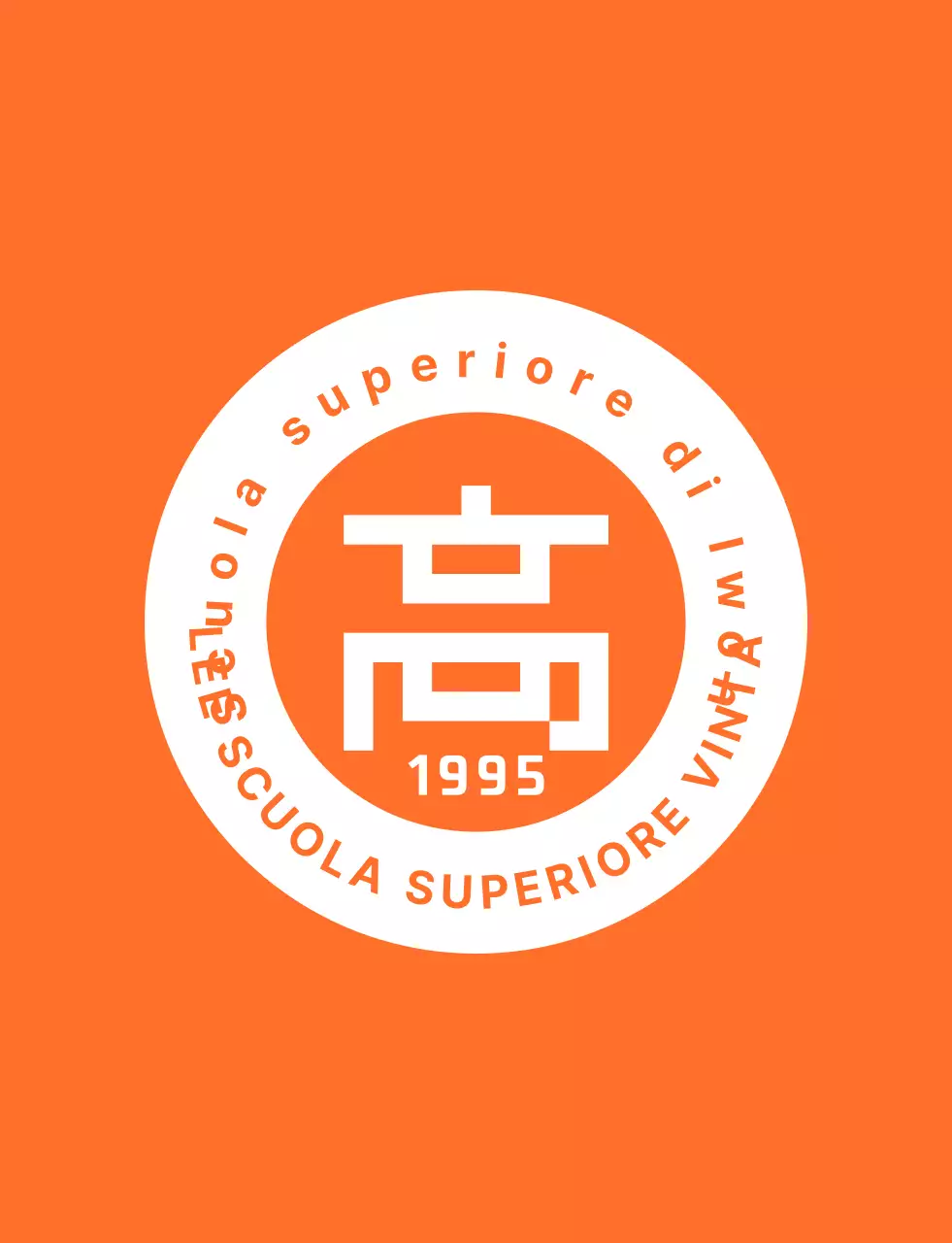 Maglietta per il personale del festival delle scuole superiori con logo a emblema arancione e bianco.