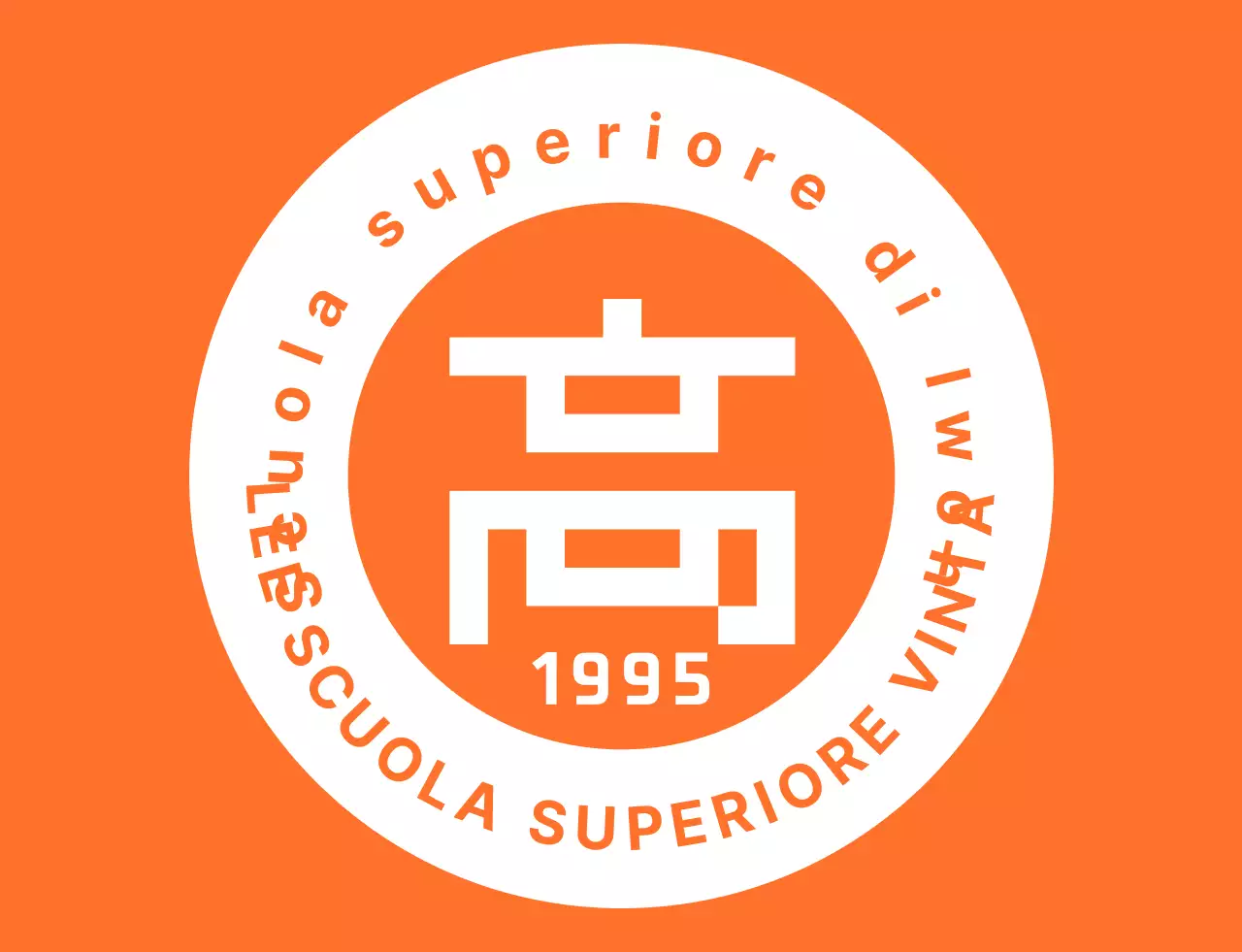 Maglietta per il personale del festival delle scuole superiori con logo a emblema arancione e bianco.