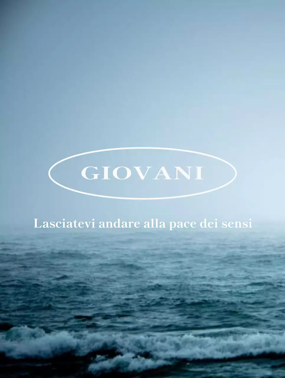 Merchandising con foto di oceani blu, calmi e sereni e parole inglesi sentimentali.