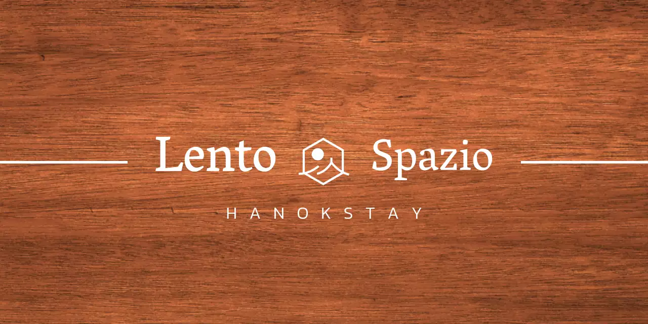 Design del soggiorno Hanok con grondaie bianche e logo del paesaggio semplificato