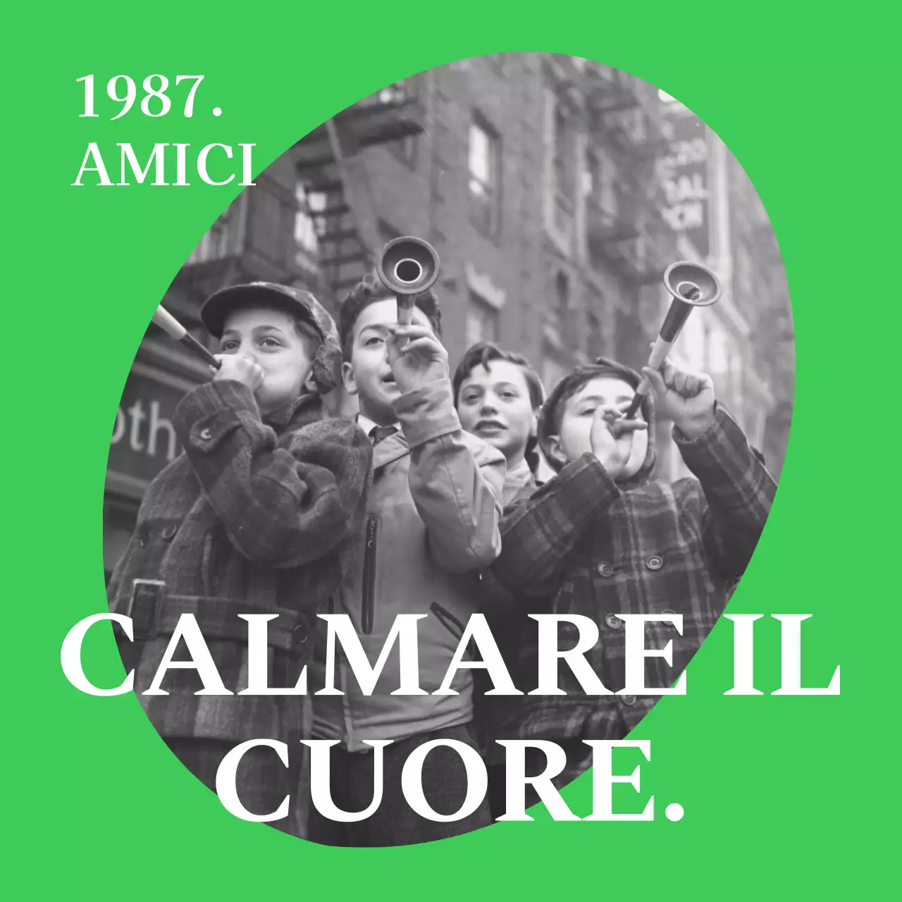 Merchandising sentimentale con cornici di diverse forme in blu, verde e nero, e foto in bianco e nero