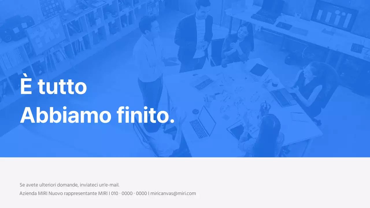 Una moderna presentazione aziendale in blu e bianco