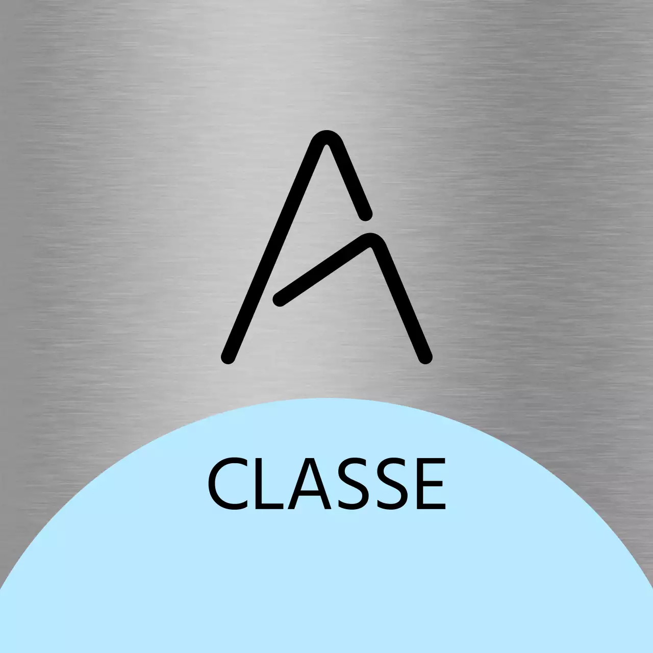 Un cartello segnaposto con una forma viola-rosa chiaro e nomi di classi scolastiche in nero.