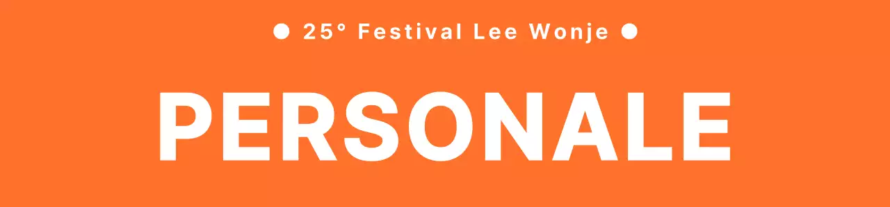 Maglietta per il personale del festival delle scuole superiori con logo a emblema arancione e bianco.