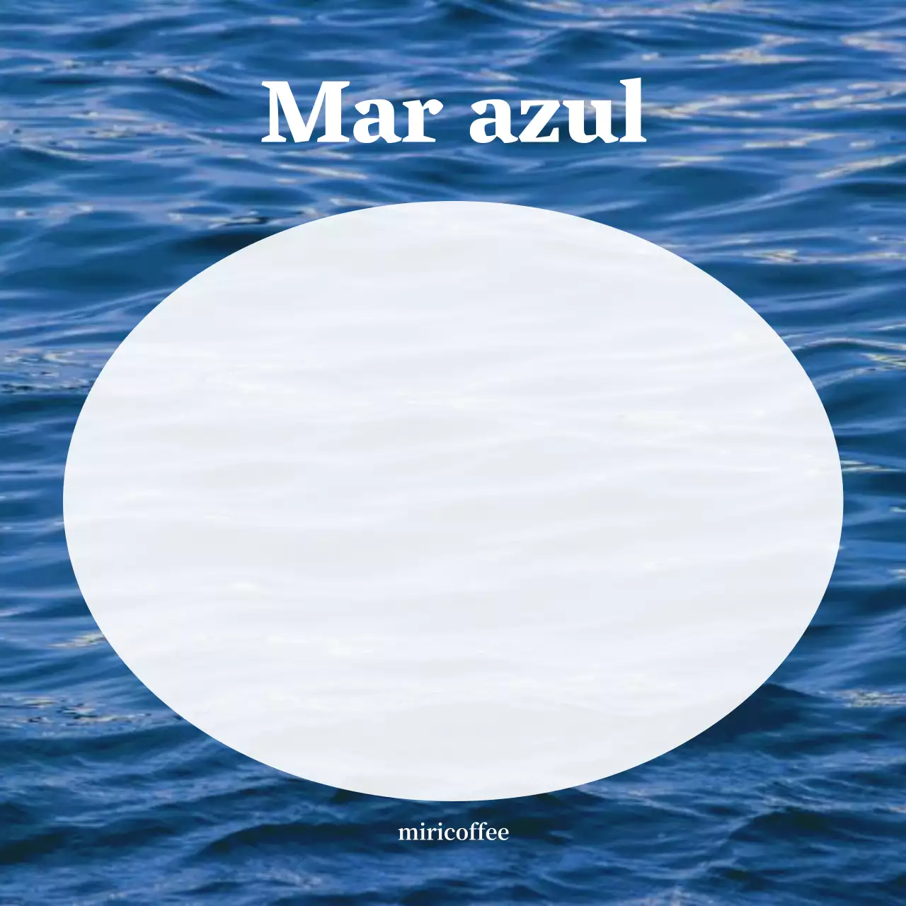 Conceito de bloco de notas elegante para cafés com uma fotografia do oceano azul.