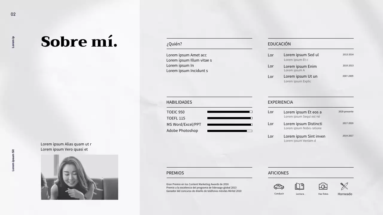 La combinación de colores neutros beige y rosa claro de la oficina de la profesional del marketing