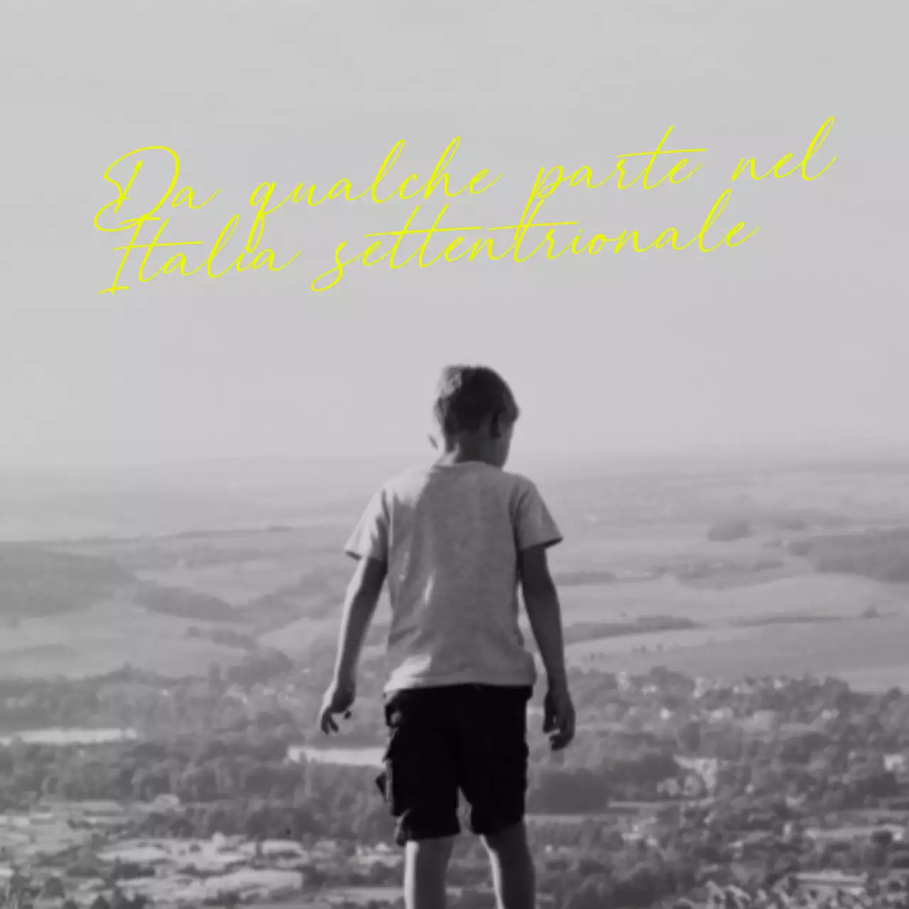 Merce sentimentale con una foto gialla e in bianco e nero del sedere e della calligrafia del bambino