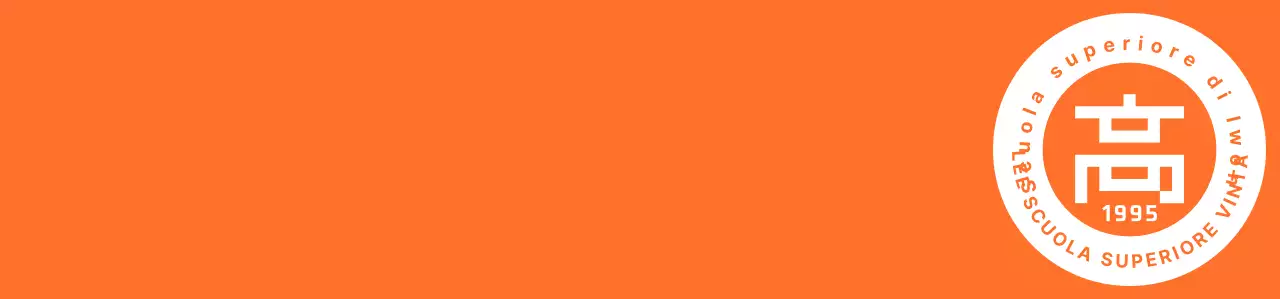 Maglietta per il personale del festival delle scuole superiori con logo a emblema arancione e bianco.