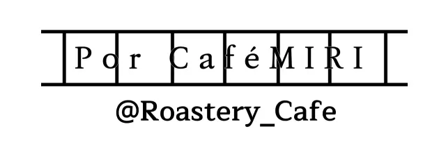 Mercancía de cafetería con el logotipo de la cafetería en papel manuscrito negro.
