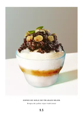 Minimalista bebida frappé de melocotón en azul claro y rosa