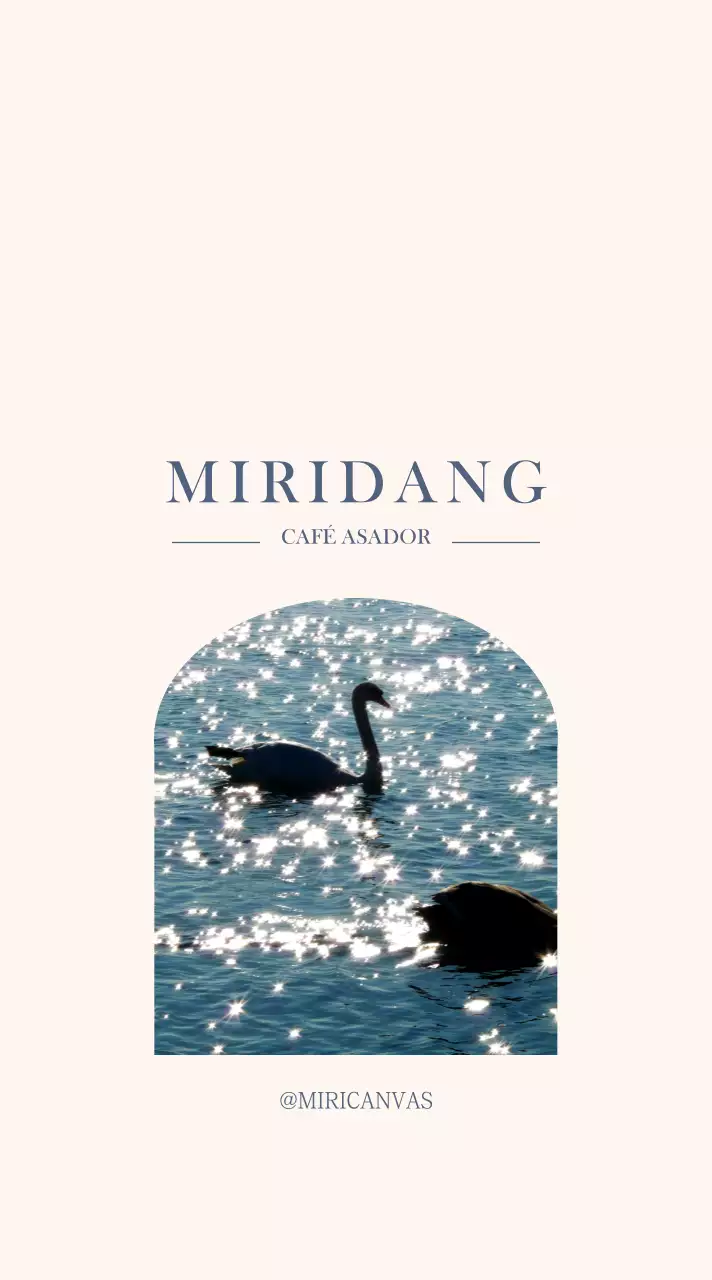 Emotiva composición fotográfica en blanco y azul para promocionar una cafetería