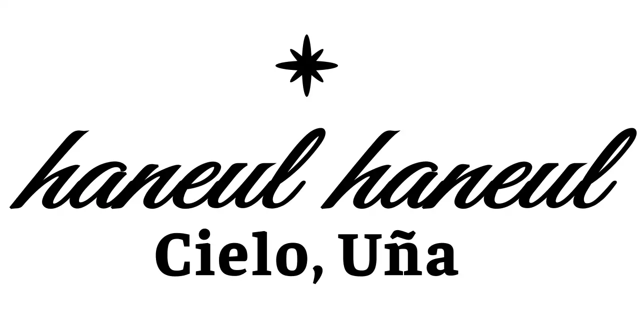 Logotipo de texto sencillo y limpio en blanco y negro para promociones y productos de salones de manicura.