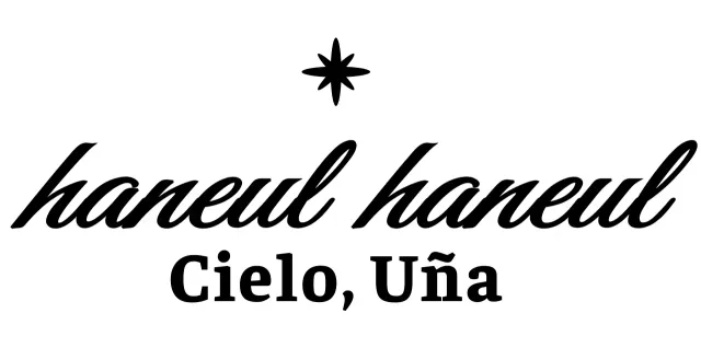 Logotipo de texto sencillo y limpio en blanco y negro para promociones y productos de salones de manicura.