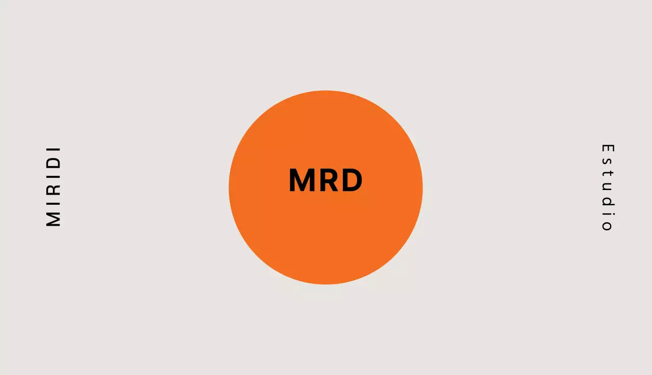 Estudio con círculo naranja