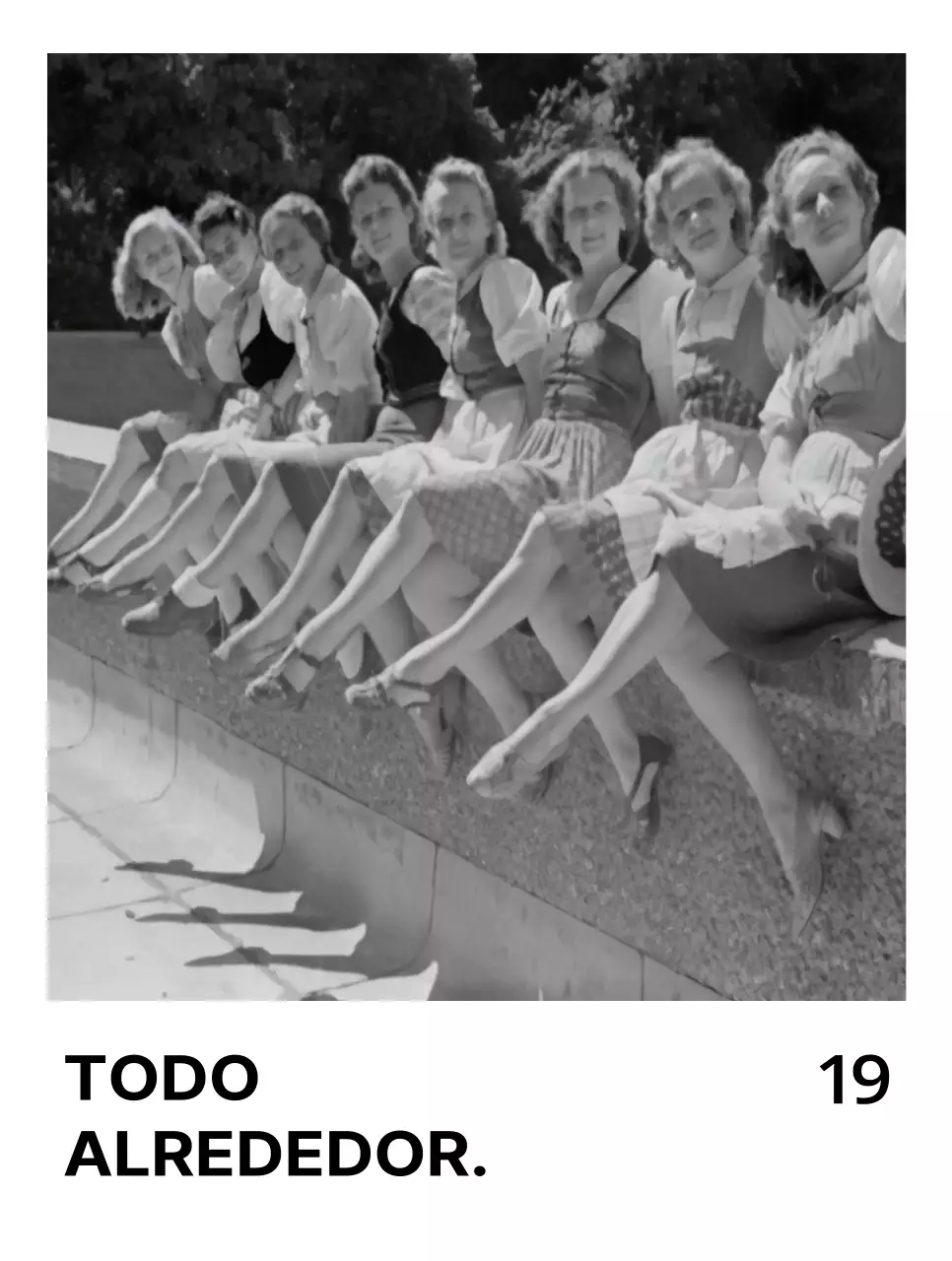 Mercancía con fotos de época en blanco y negro y texto en inglés