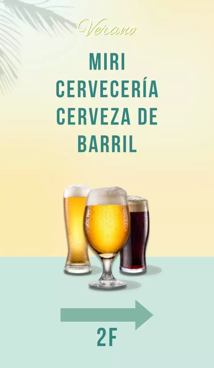 Cerveza de verano con palmeras sobre fondo azul claro
