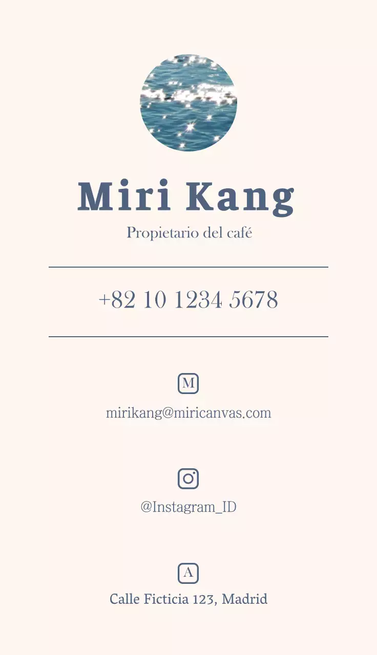 Emocionante café de diseño fotográfico en blanco y azul