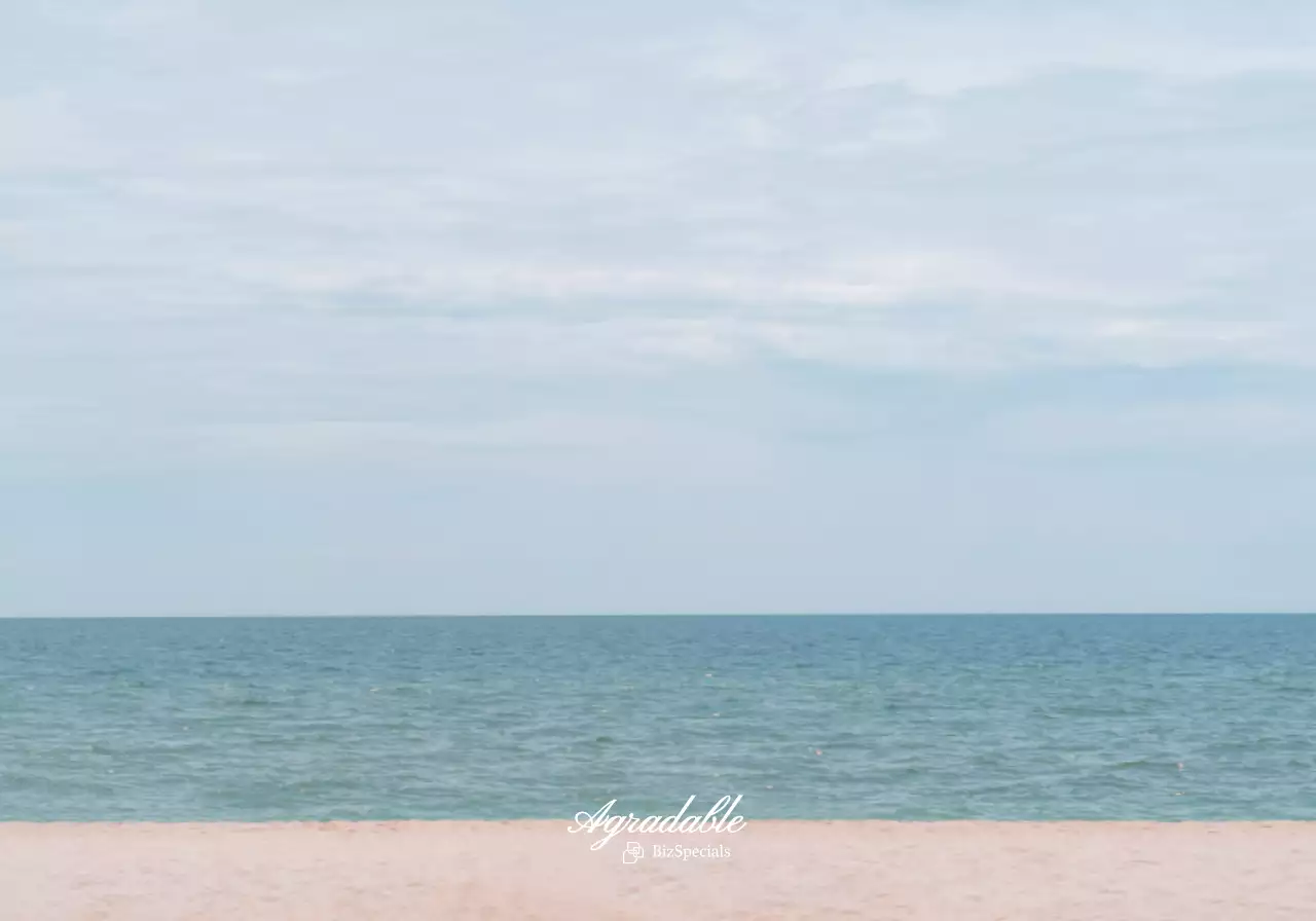 Recuerdos turísticos con fotos reales de emotivos campos verdes al atardecer