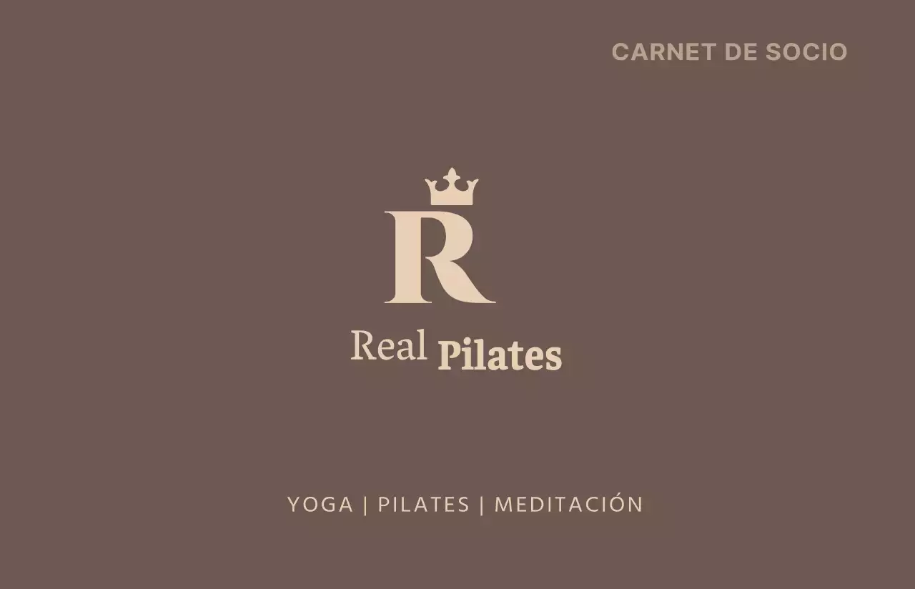 Sencillo carné de socio de Pilates con logotipo en marrón y amarillo claro