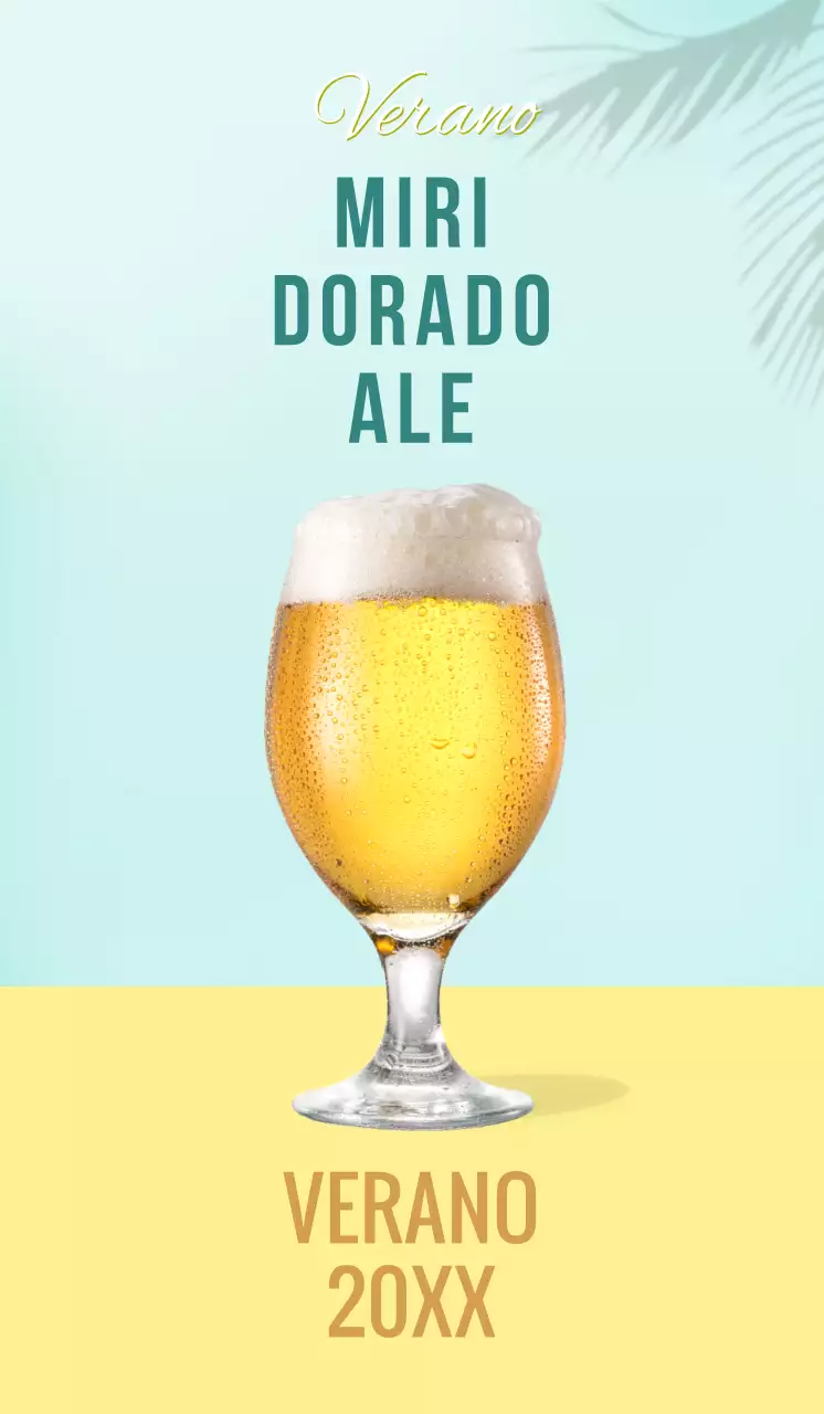 Cerveza de verano con palmeras sobre fondo azul claro