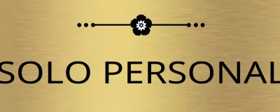 Sencilla señalización con nombres de áreas de personal en negro e ilustraciones de líneas florales