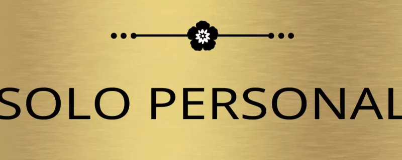 Sencilla señalización con nombres de áreas de personal en negro e ilustraciones de líneas florales