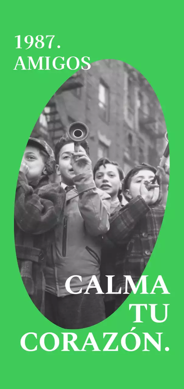 Mercancía sentimental con marcos de diferentes formas en azul, verde y negro, y fotos en blanco y negro