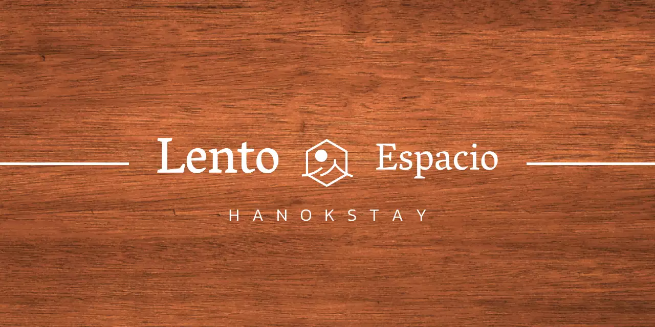 Diseño de estancia Hanok con aleros blancos y un logotipo de paisaje simplificado