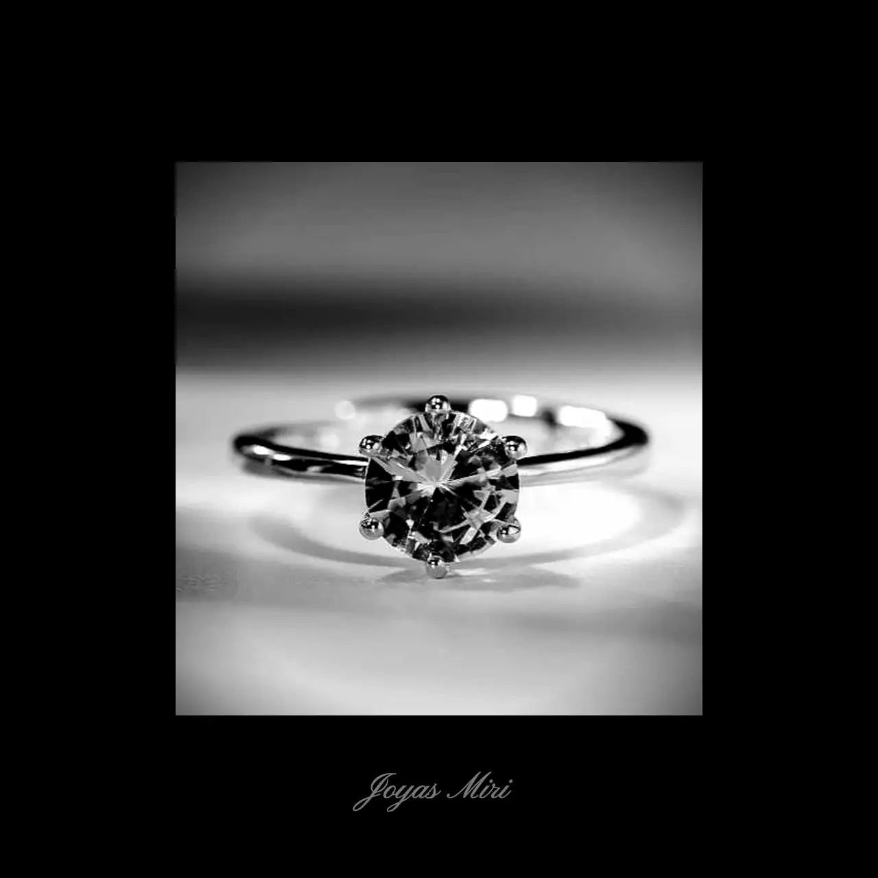 Presentamos los anillos de una joyería de lujo en blanco y negro