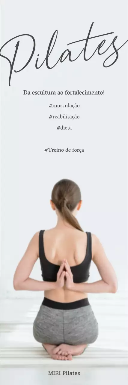 Mulher a fazer Pilates sobre fundo cinzento
