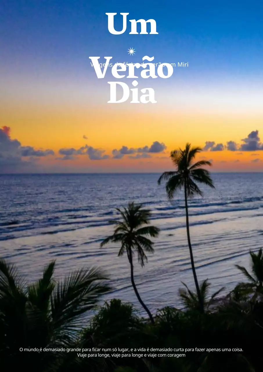 Interior de uma palmeira do mar de verão com um fundo de céu quente ao pôr do sol